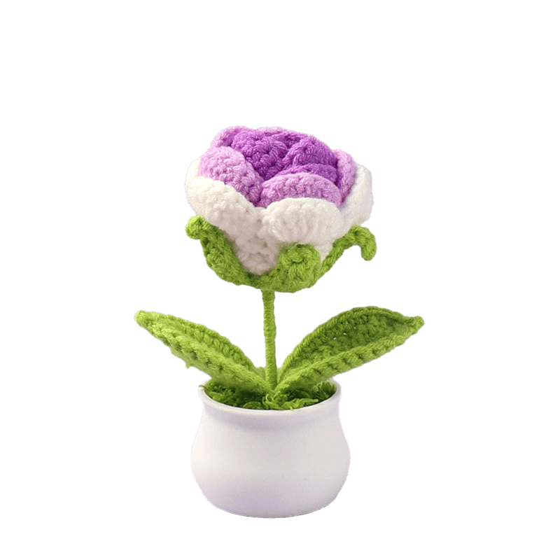 Rose miniature en pot de plastique au crochet
